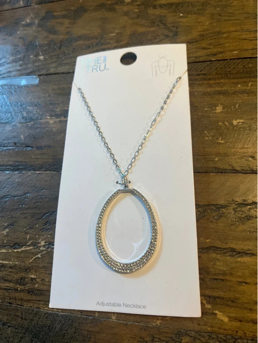 0040 BNWT Time and Tru Silver Pave Oval Pendant Adjustable Necklace